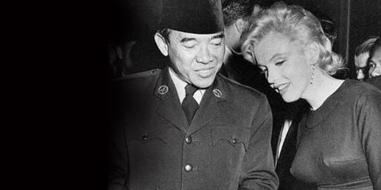 Pose manja Marilyn Monroe dengan Bung Karno