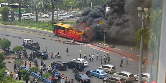 Bus TransJakarta terbakar di Bundaran HI