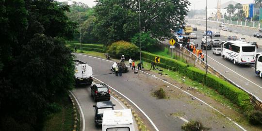 Tiga mobil kecelakaan beruntun di pintu Tol TMII