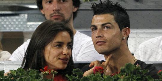 Kelihaian CR7 dengan 3 wanita