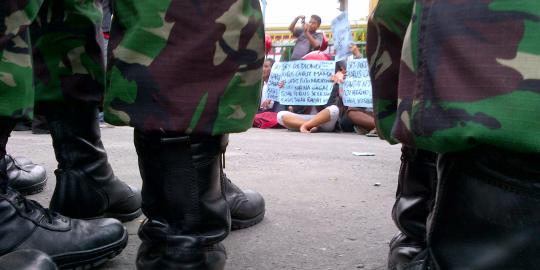 Rumah disegel, anak pensiunan TNI AL berang  