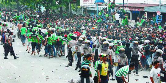 Aksi brutal polisi versi Bonek