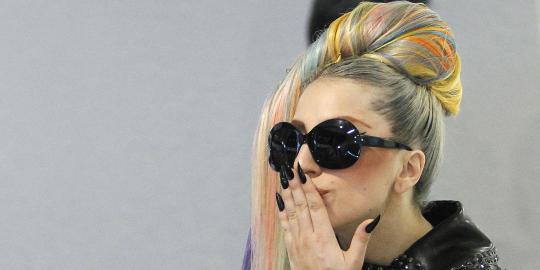  Lady Gaga menangis lihat video tarian fans Indonesia