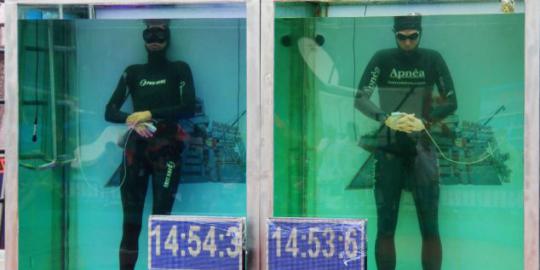 Pria ini menahan nafas dalam air 22 menit 22 detik