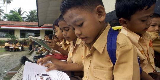 Belum bayar LKS, 4 siswa dihukum belajar di lantai