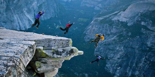 Pecahkan rekor dunia, BASE jumper Rusia terjun dari Himalaya