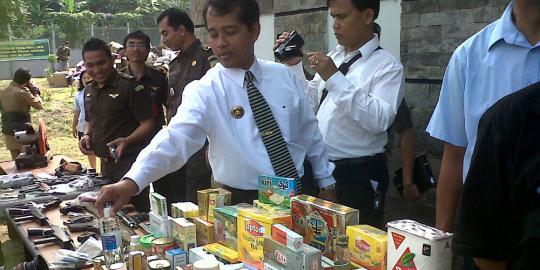 22 Senpi dan 210 peluru ilegal di Bandung dimusnahkan
