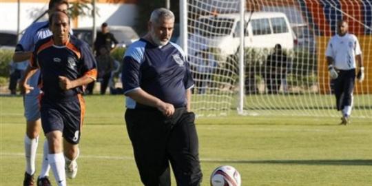 Ismail Haniyah, cetak gol lantas sujud