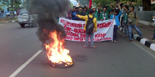 Mahasiswa tutup jalan, sejam polisi baru datang