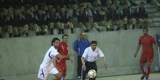 Mahmud Ahmadinejad, lihai bermain futsal