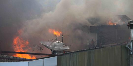 Pabrik di Jakarta Utara terbakar, pemadam kirim 26 mobil