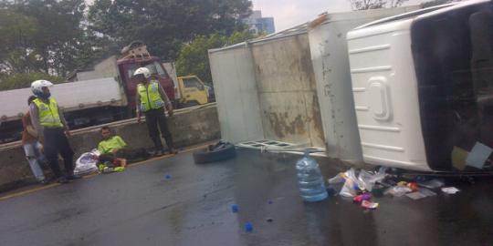 Truk muatan air mineral terguling di Tol JORR