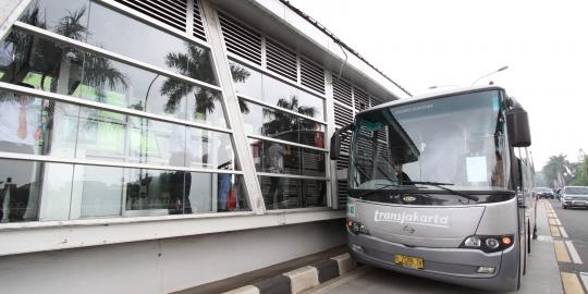 Bus TransJakarta tabrak pemotor di Slipi