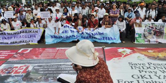 Ratusan jemaat HKBP dan GKI Yasmin ibadah di depan Istana