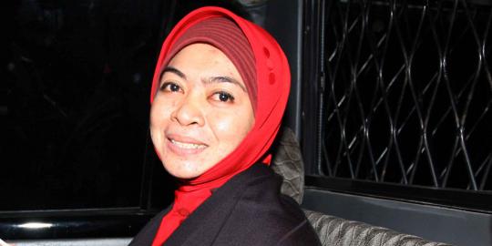 Sidang perdana, Wa Ode disalami ABG