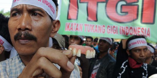 Para tukang gigi demo ke Komnas HAM