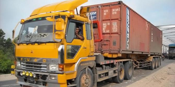 Tak kuat nanjak truk tronton  tabrak rumah warga merdeka com