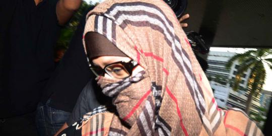 Neneng tutupi wajahnya saat tiba di KPK