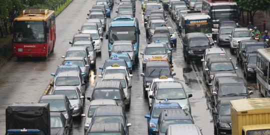 Masih macet, contra flow ditutup lebih awal