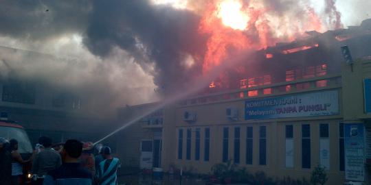 Kebakaran ludeskan lantai atas Gedung Polresta Medan