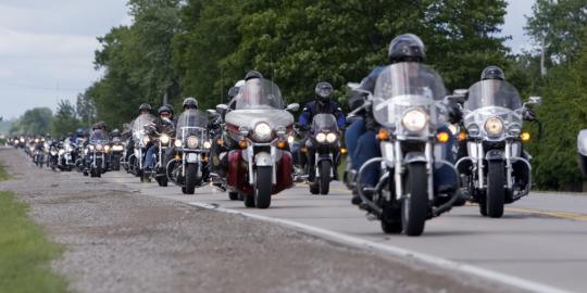 Naik motor, bupati Gresik sengaja tabrak PNS bermobil dinas