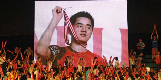 Kalahkan Du Pengyu, Simon juara 