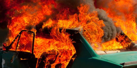Mobil kijang terbakar di Menteng