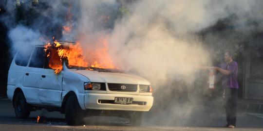 Kebakaran mobil di Menteng akibat tabrakan