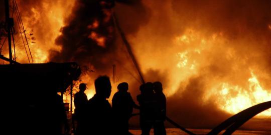 11 Ruko di Pinangsia ludes terbakar