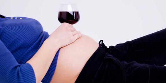 Benarkah minum sedikit alkohol aman bagi kehamilan?