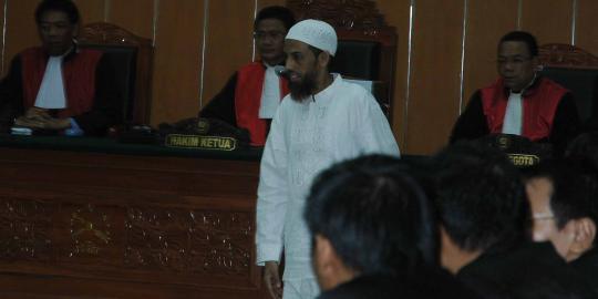 Umar Patek duduk tenang hadapi vonis