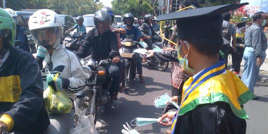 Polusi tinggi di Surabaya, siswa SD bagikan masker