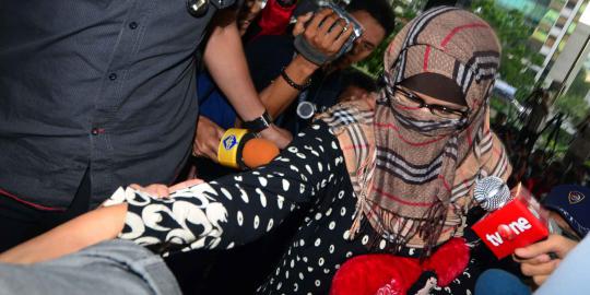 Berjilbab abu-abu, Neneng jalani pemeriksaan di KPK