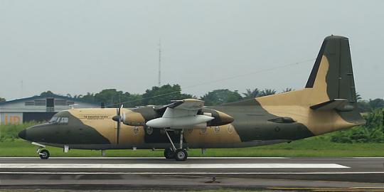 Badan pesawat Fokker terbakar
