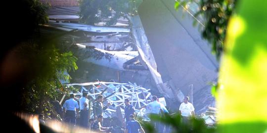 Pesawat Fokker TNI jatuh timpa sembilan rumah