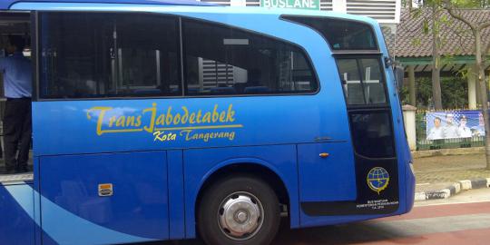 Hari kedua beroperasi, Bus Lane sepi