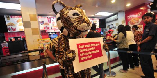 Aksi macan berunjuk rasa di restoran KFC