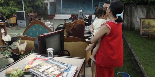 Rumah hancur, warga selamatkan benda berharga