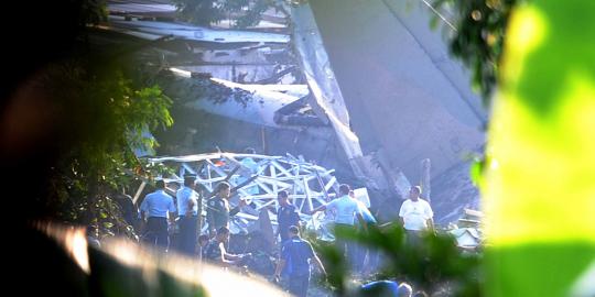 Cerita pesawat yang jatuh menimpa rumah warga