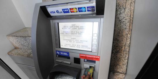 Perampok bersenpi gondol ATM BCA di Medan