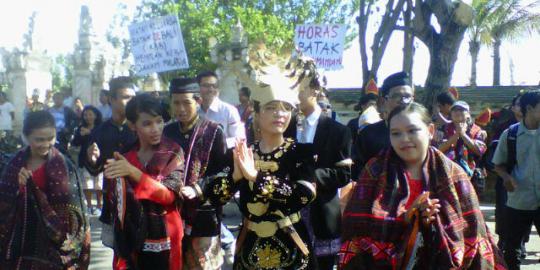 Warga Batak menari Tor-tor di Pantai Kuta