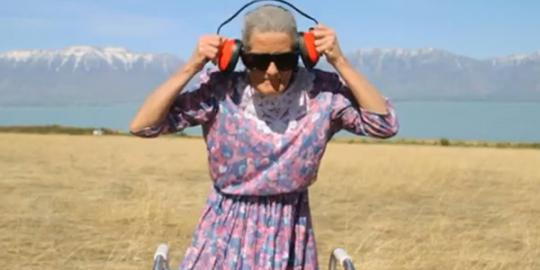 Nenek bersenjatakan Riffle Gun, \'bunuh\' iPhone dan MacBook