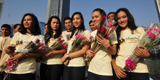 Abang-None Jakarta bagikan bunga mawar gratis di jalan