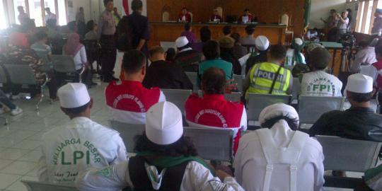 Dukung Dedi Sugarda, PN Bandung dipadati ormas Islam