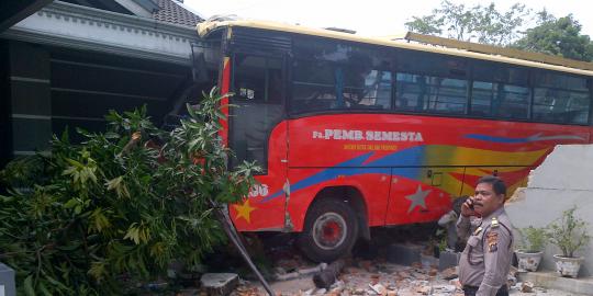 Bus seruduk rumah di Medan, sopir kabur