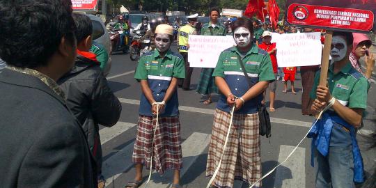 Dilarang salat oleh perusahaan, buruh demo DPRD Surabaya