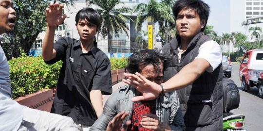 Disangka copet, dua satpam dihajar massa
