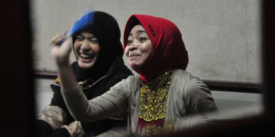 Tunggu sidang, Wa Ode bermain dengan keponakan