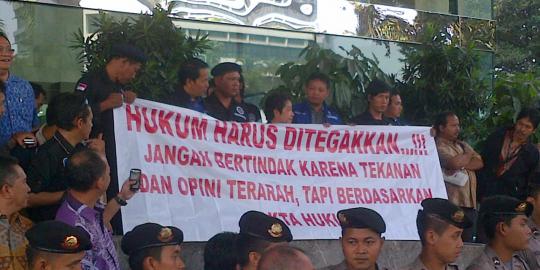 Loyalis Anas bentangkan spanduk dukungan di KPK