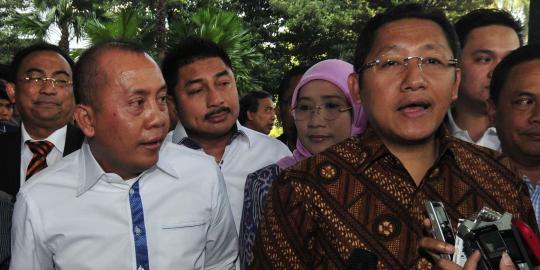 Usai diperiksa, Anas duduk di tangga KPK